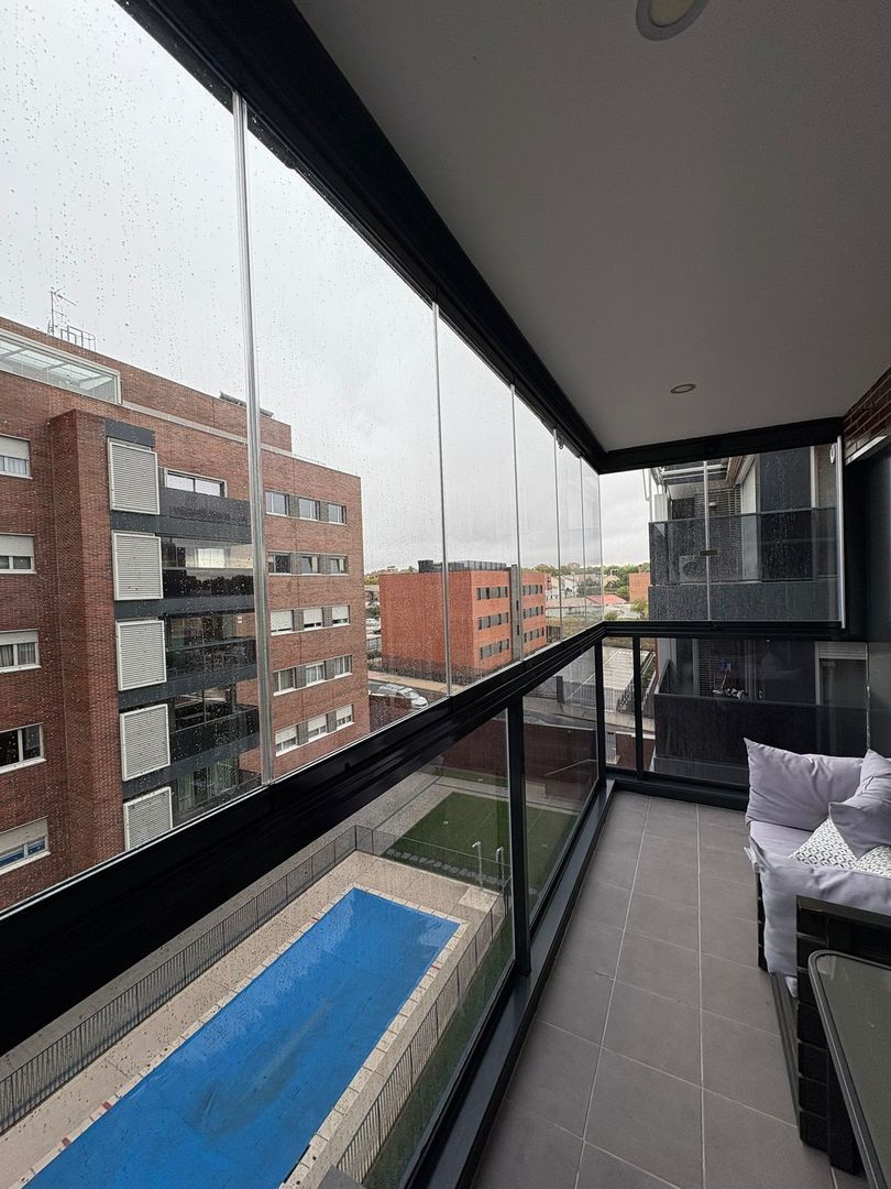 Cortina de Cristal Abatible instalada en terraza moderna