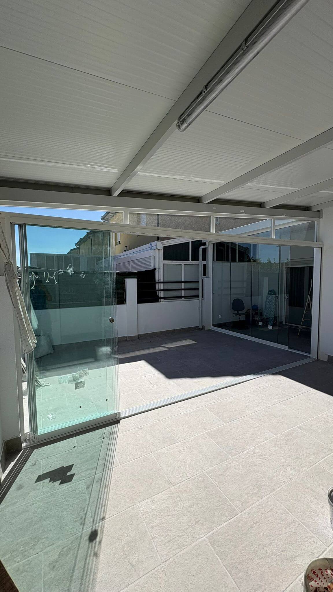 Balcón cerrado con vistas panorámicas de la ciudad