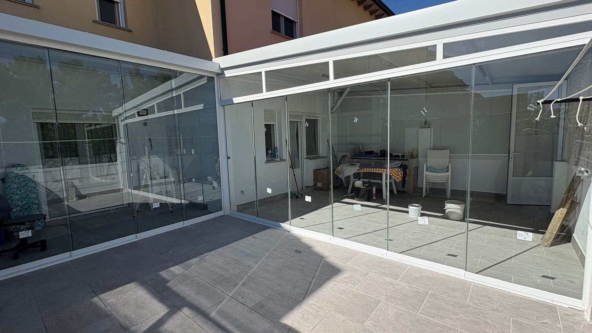 Cortina corredera con techo integrado tipo pérgola